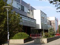 Zagrebačke gimnazije I. zagrebačka gimnazija  I. gimnazija u Zagrebu (lat. Gymnasium Primum Zagrabia) je opća gimnazija u Zagrebu. Najstarija je opća gimnazija u Zagrebu, te druga najstarija gimnazija u Hrvatskoj, osnovana 1854. godine. I. gimnazija ponovno dobiva stalni prostor 1992. godine na današnjoj lokaciji u Novom Zagrebu, a profesori i učenici postupno vraćaju stari renome školi. Danas škola ima oko pedeset profesora i šestotinjak učenika.